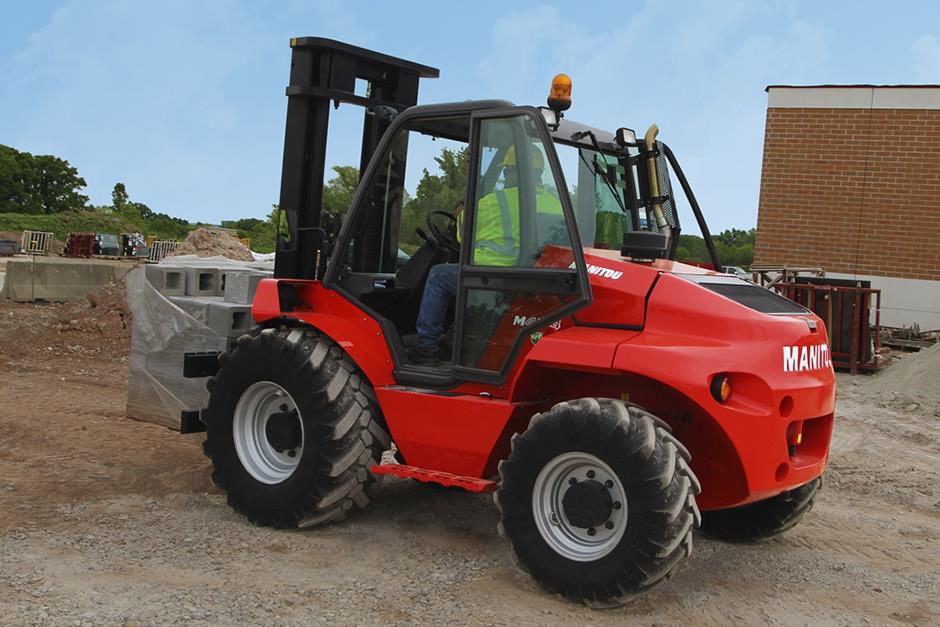 Manitou vorkheftruckbanden voor ruw terrein op het werk